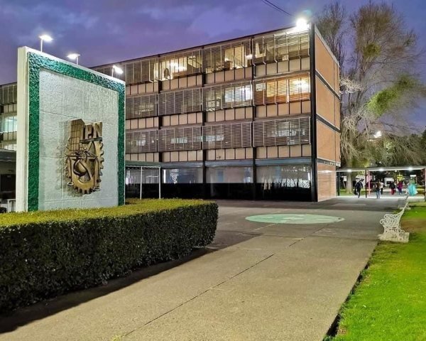 Estudiantes realizando un examen simulacro